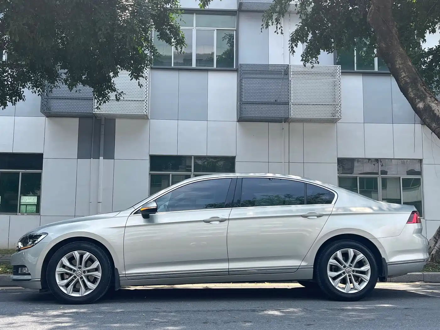 Volkswagen Magotan (Import) 2012 Wagon 2.0TSI Comfort фото 3