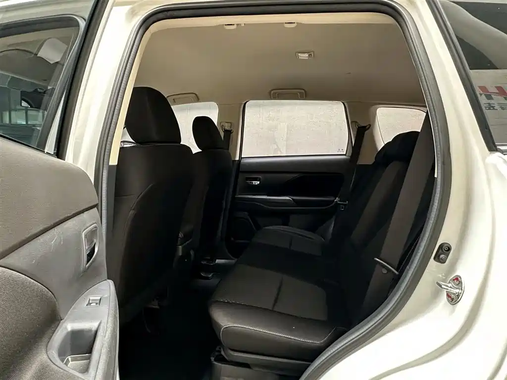 Mitsubishi Outlander 2021 2.0L 2WD Smooth Ride Version 5-Seater фото 10