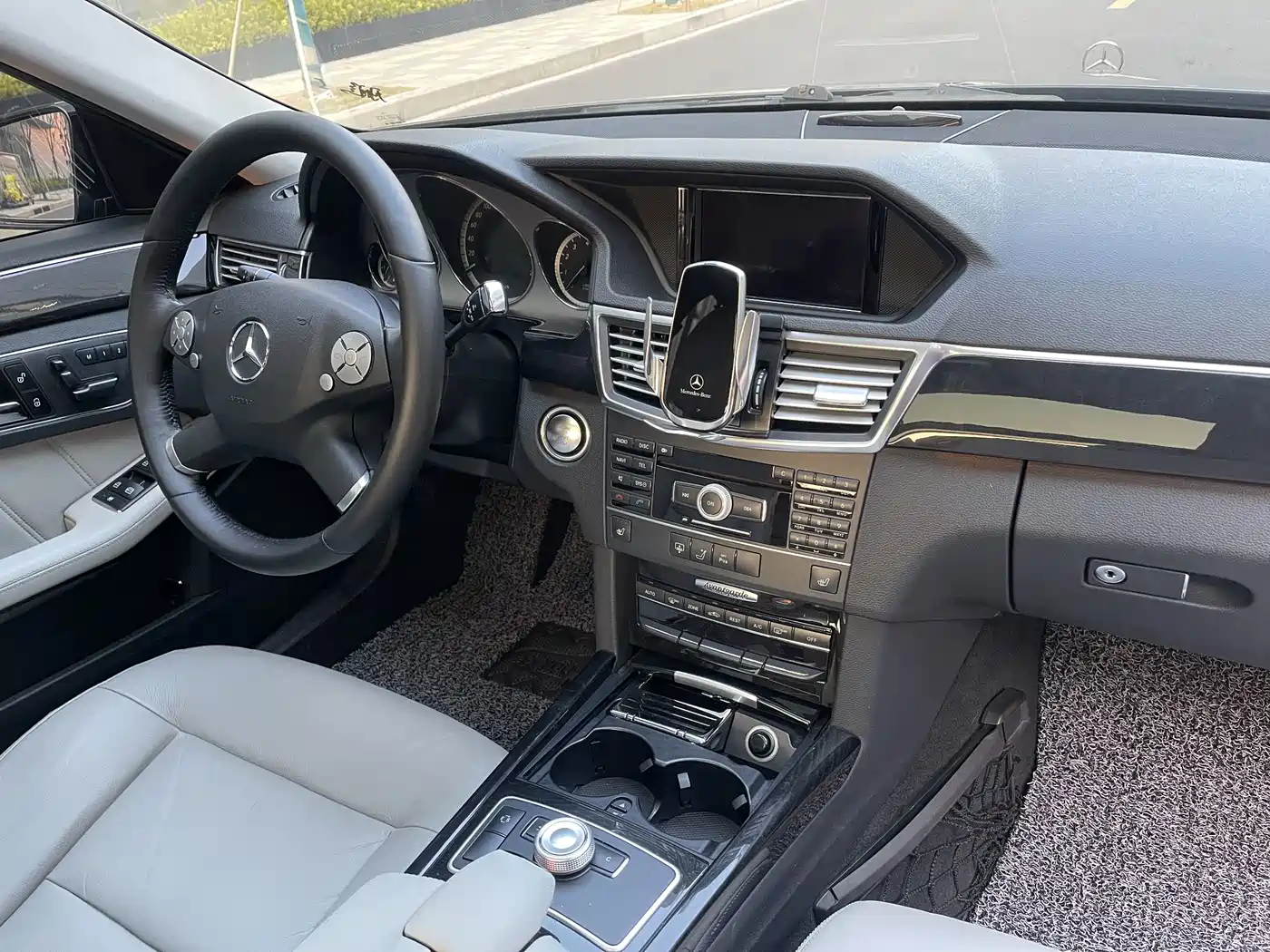 Mercedes-Benz E-Class 2010 E 300 L Fashion фото 15