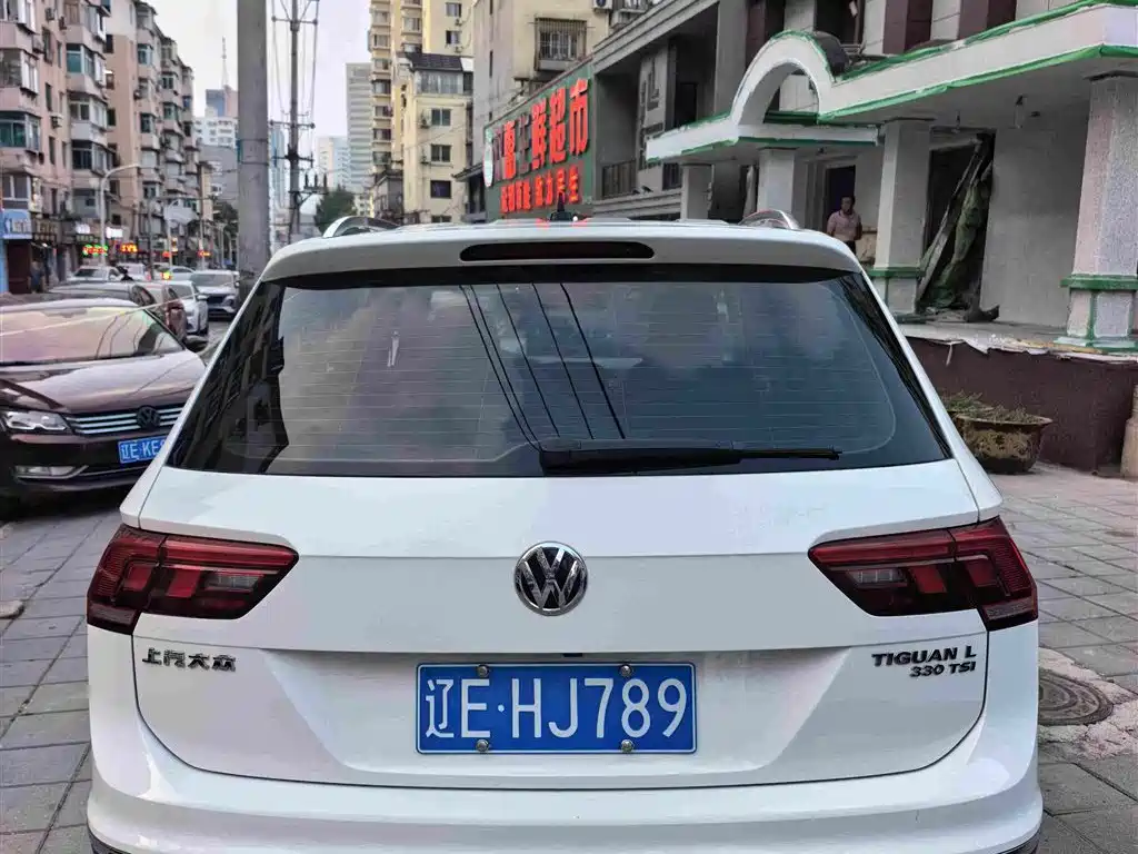 Photo 5 - Volkswagen Tiguan L