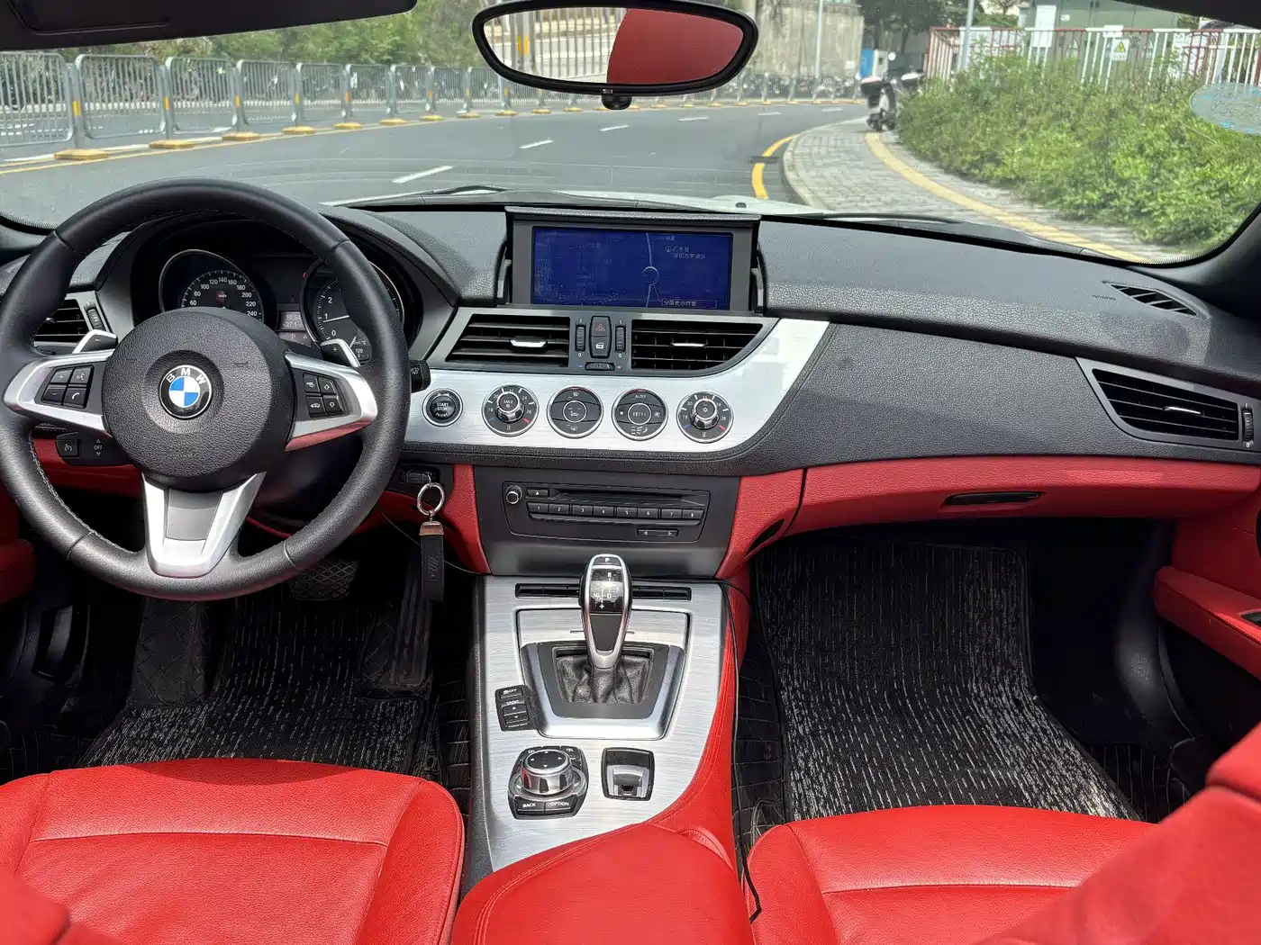BMW Z4 2012 sDrive20i Leading фото 13