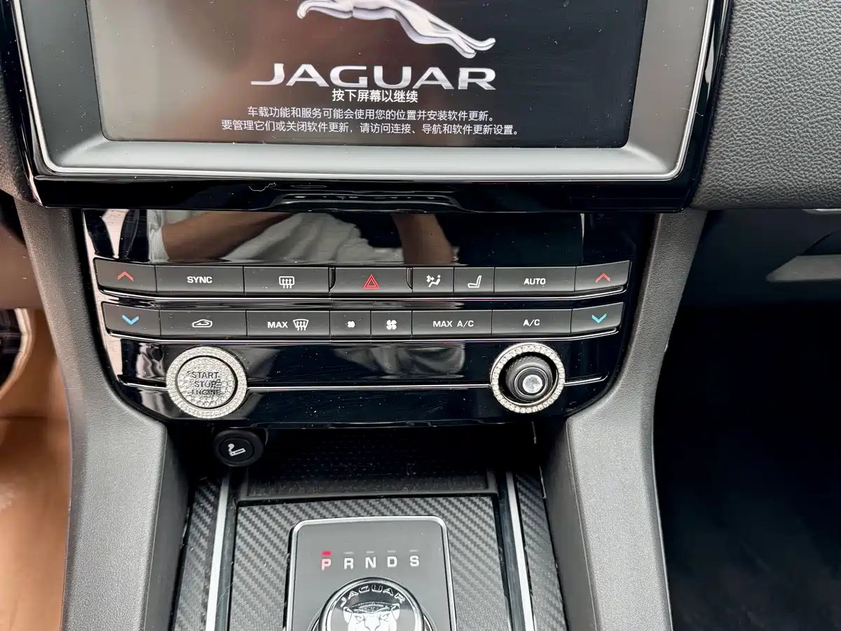Jaguar F-PACE 2017 2016 2.0T FWD Urban Premium Edition
