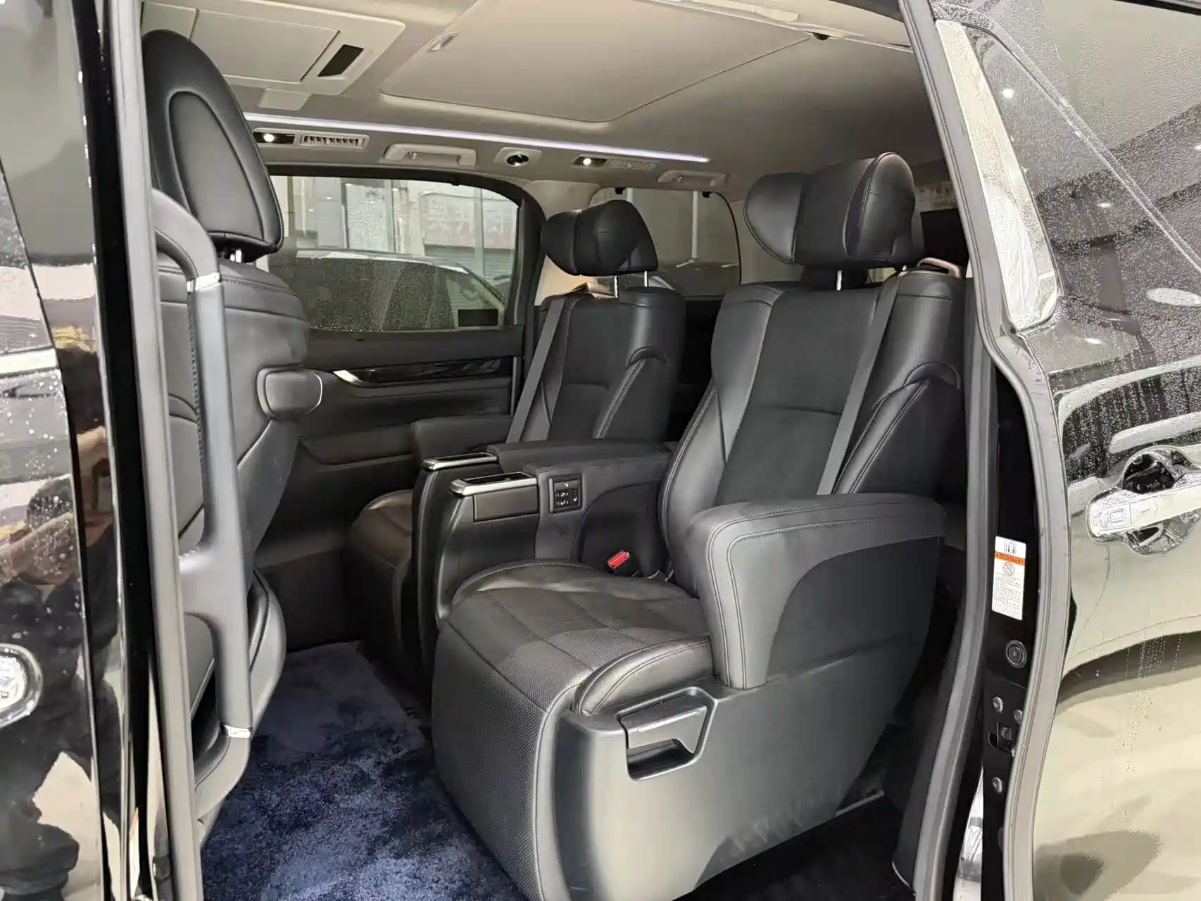 Фото 2 - Toyota Vellfire
