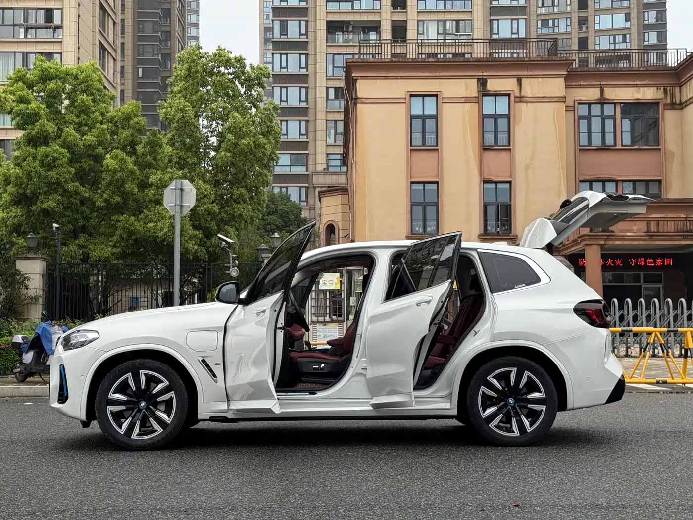 BMW IX3