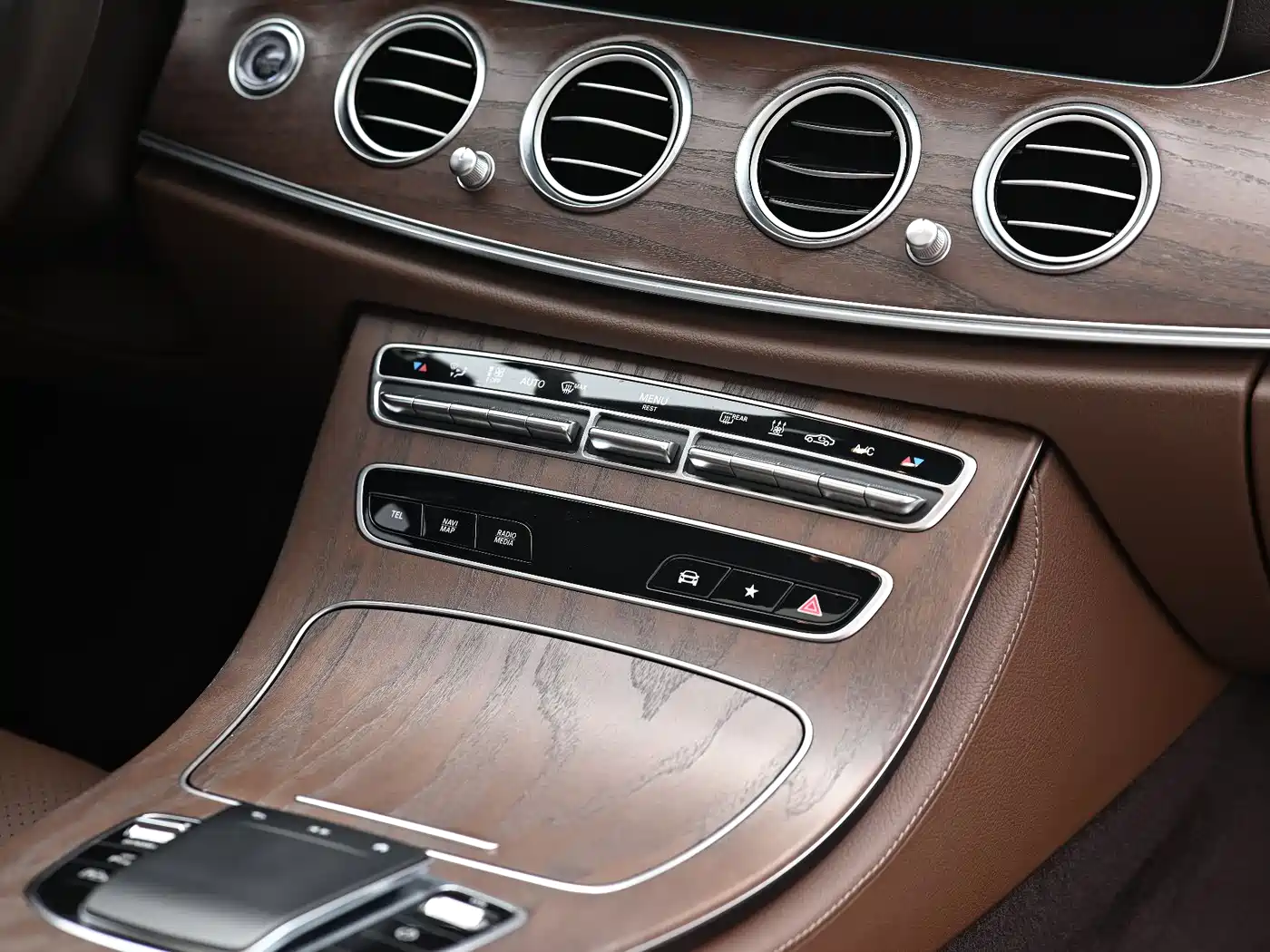 Mercedes-Benz E-Class New Energy 2022 E 350 e L Plug-in Hybrid Sedan фото 10