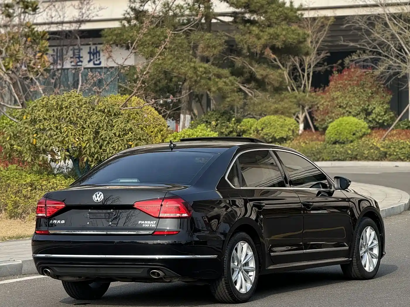 Volkswagen Passat 2016 330TSI DSG Executive Edition фото 16