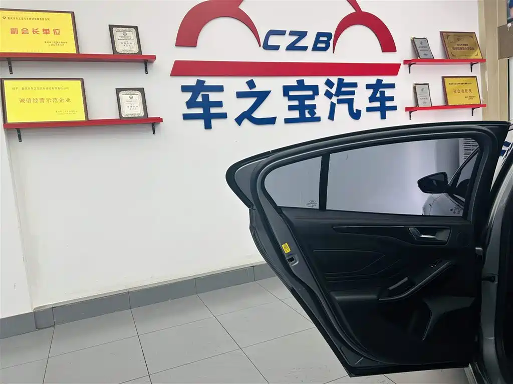 Ford Focus 2023 2022 Sedan EcoBoost 180 Automatic ST Line