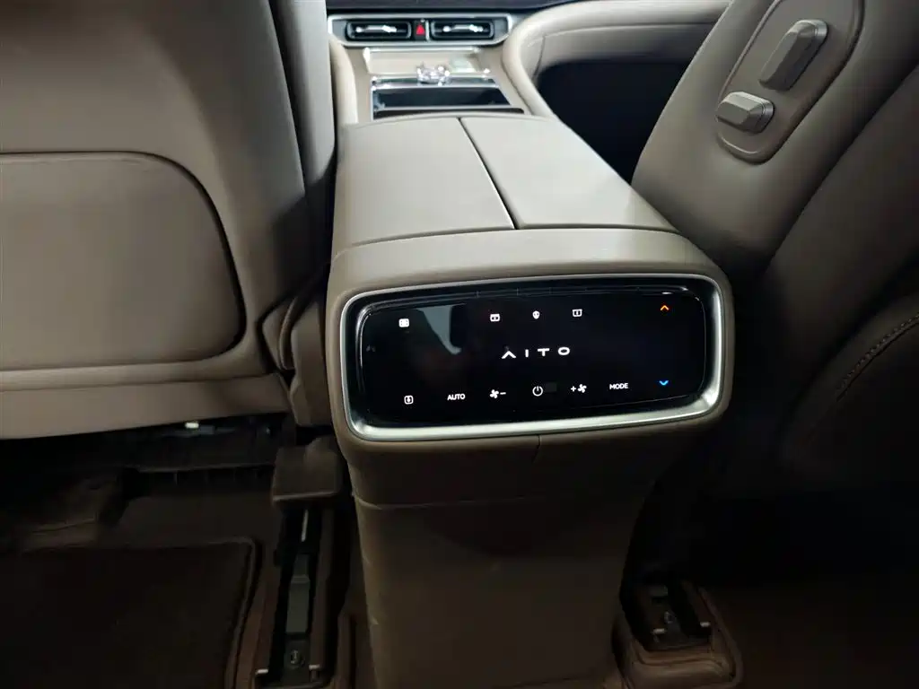 AITO Wenjie AITO M9 2024 Extended Range Ultra 42kWh 6-Seater фото 24