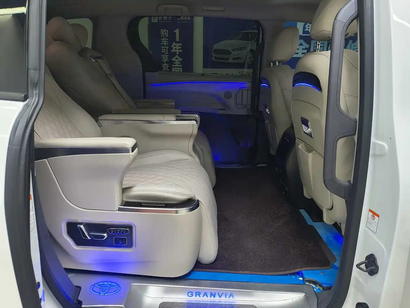 Toyota Granvia 2023 2.5L Hybrid Comfort Edition фото 22