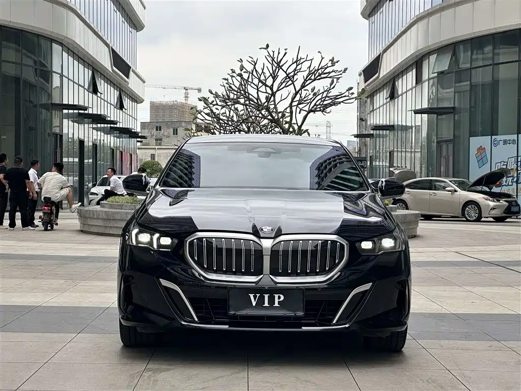 BMW 5 Series 2024 525Li M Sport Package фото 2