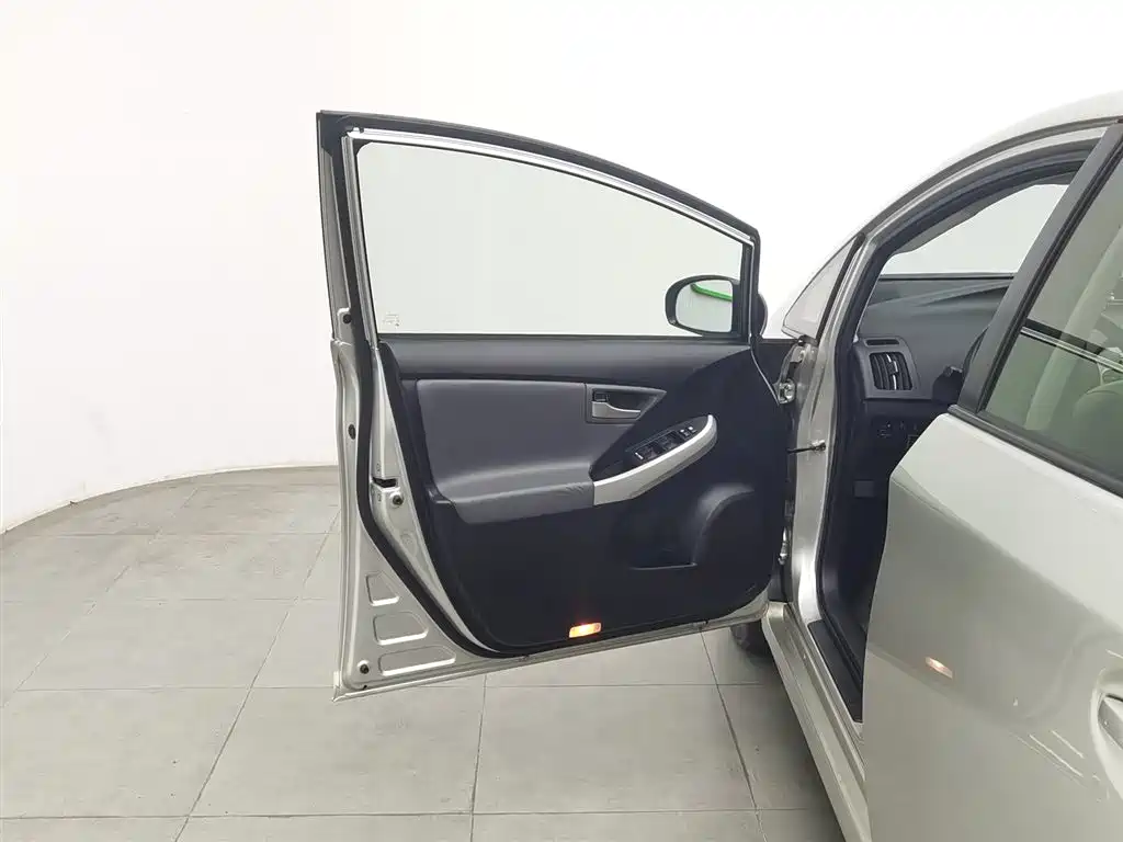 Toyota Prius 2012 1.8L Luxury Advanced Edition фото 8