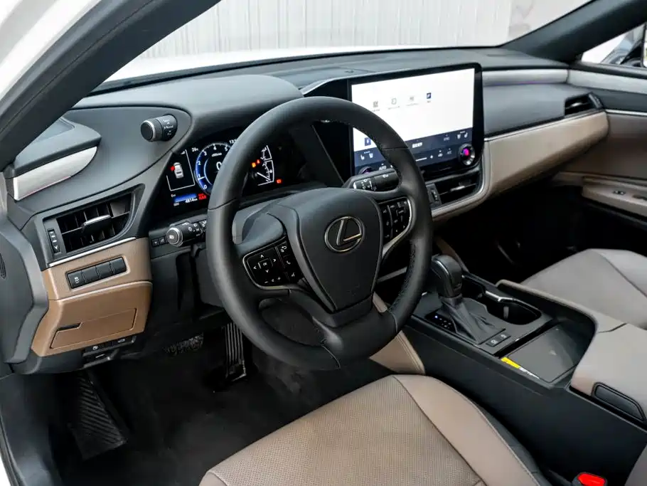 Фото 25 - Lexus ES