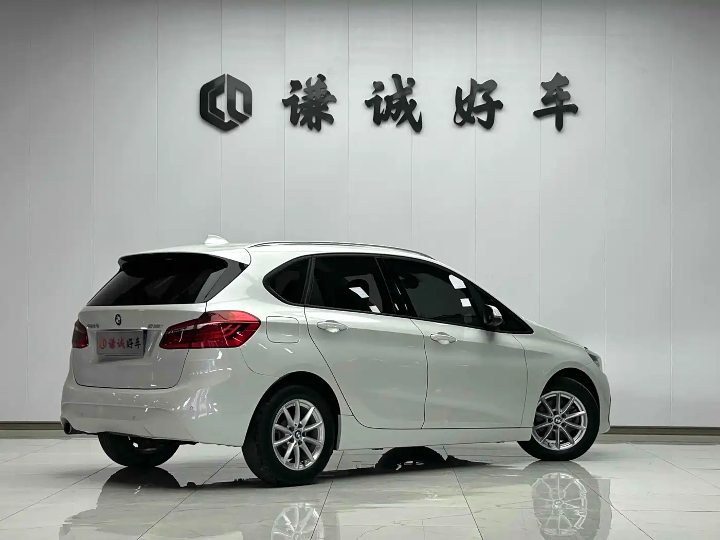 BMW 2 Series Touring 2016 218i Leading фото 4