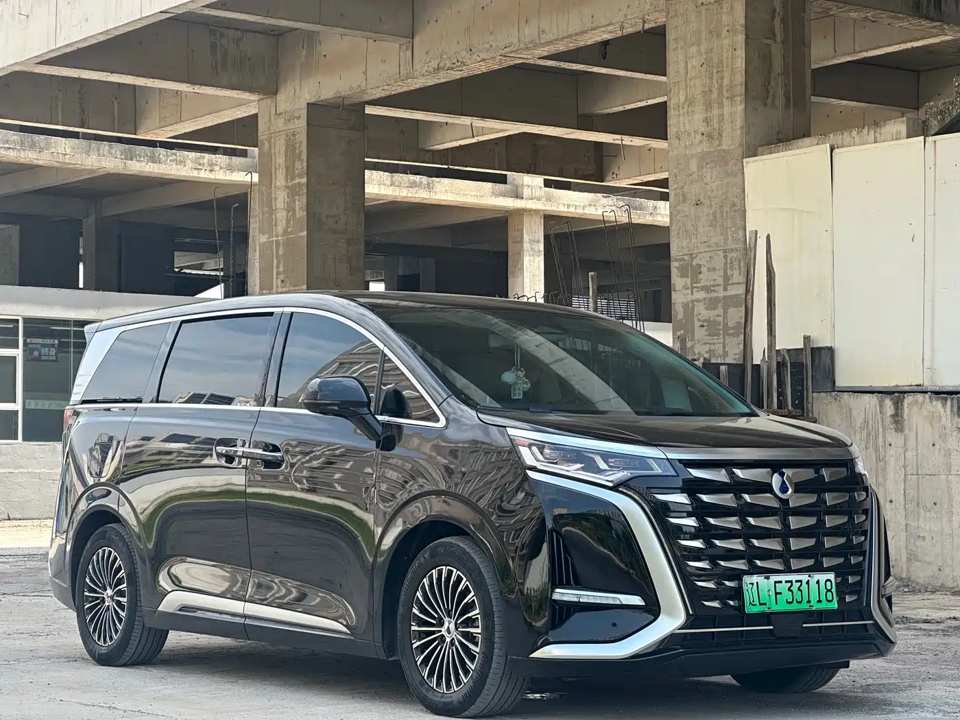 Denza D9 2024 DM-i 980 AWD Premium фото 3