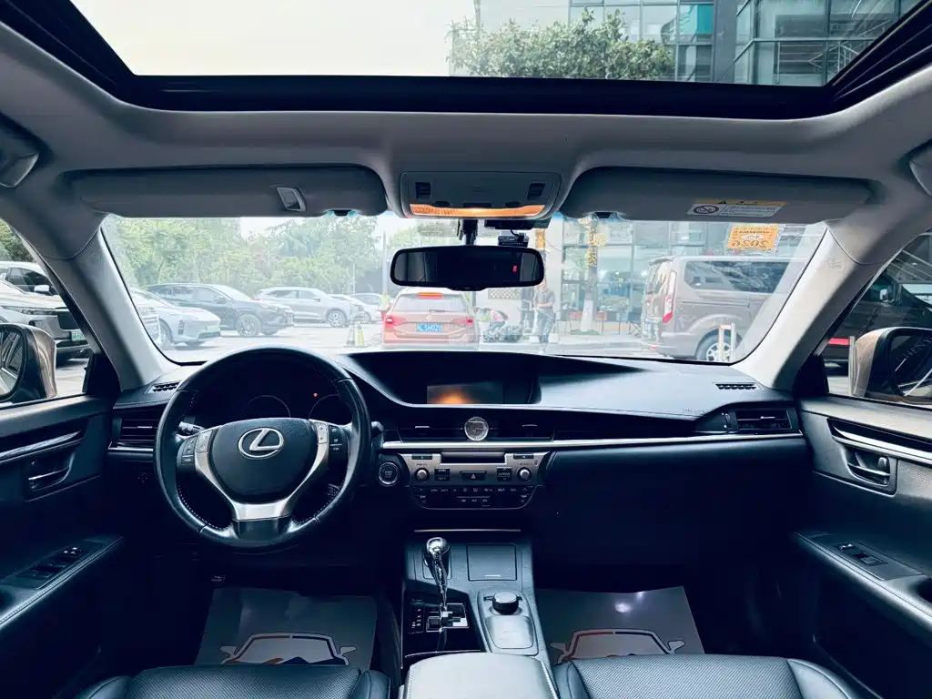 Фото 16 - Lexus ES