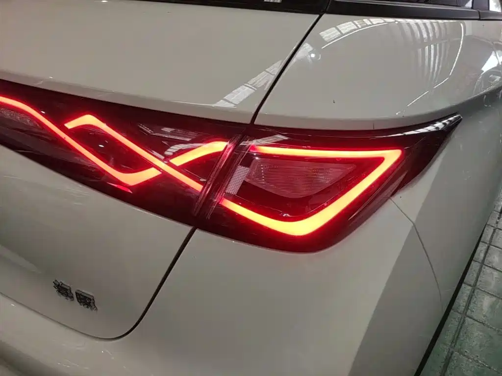 BYD Dolphin 2024 Glory Edition 420km Fashion Edition фото 8
