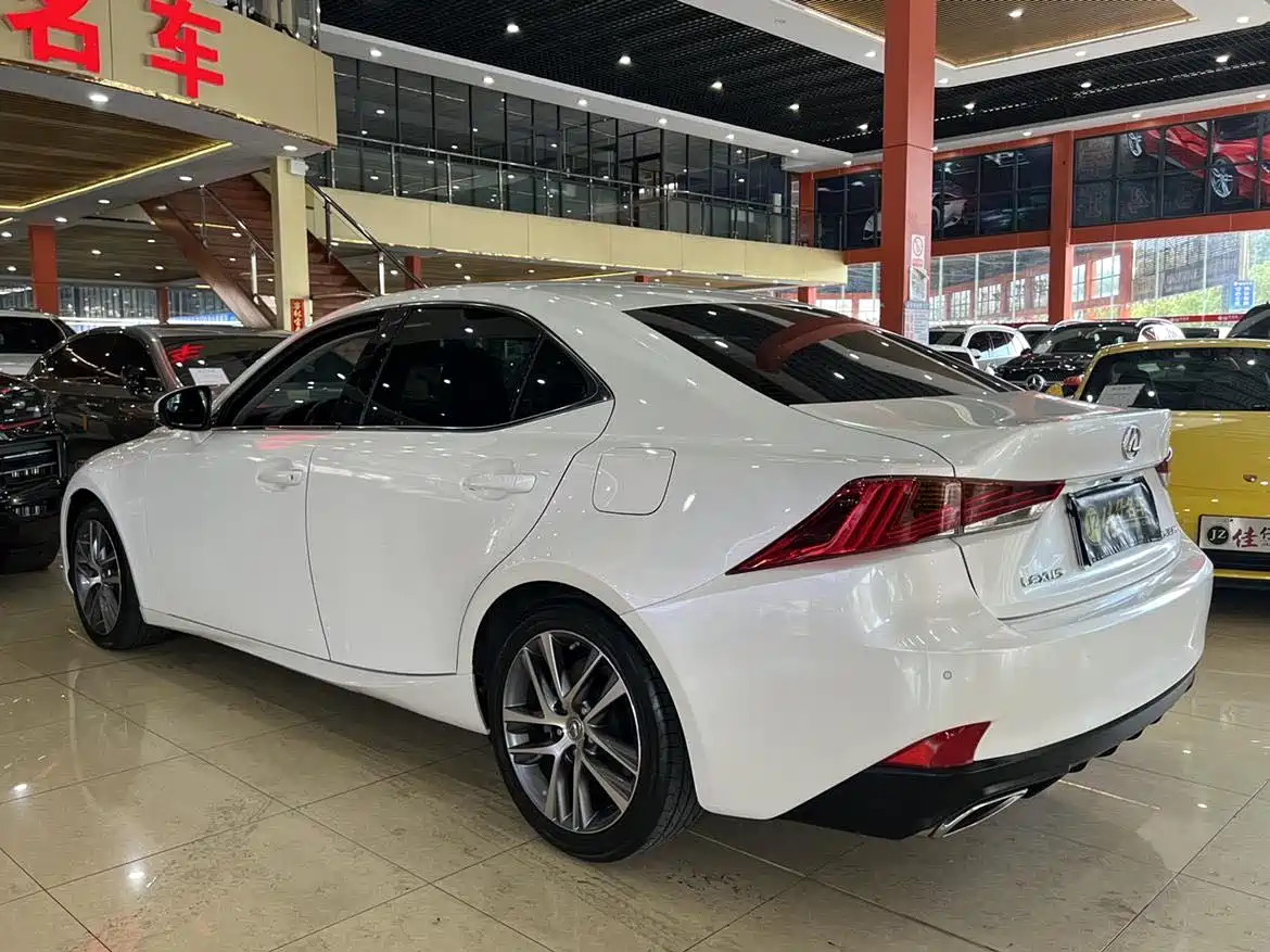Lexus IS 2018 2017 300 Leading Edition