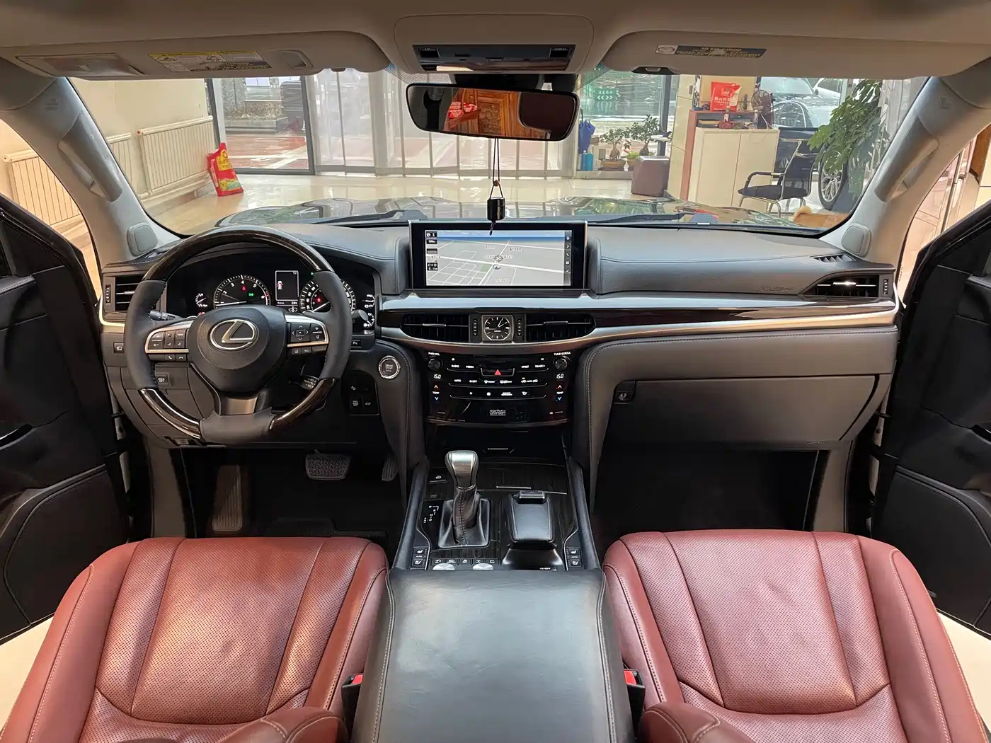 Фото 17 - Lexus LX