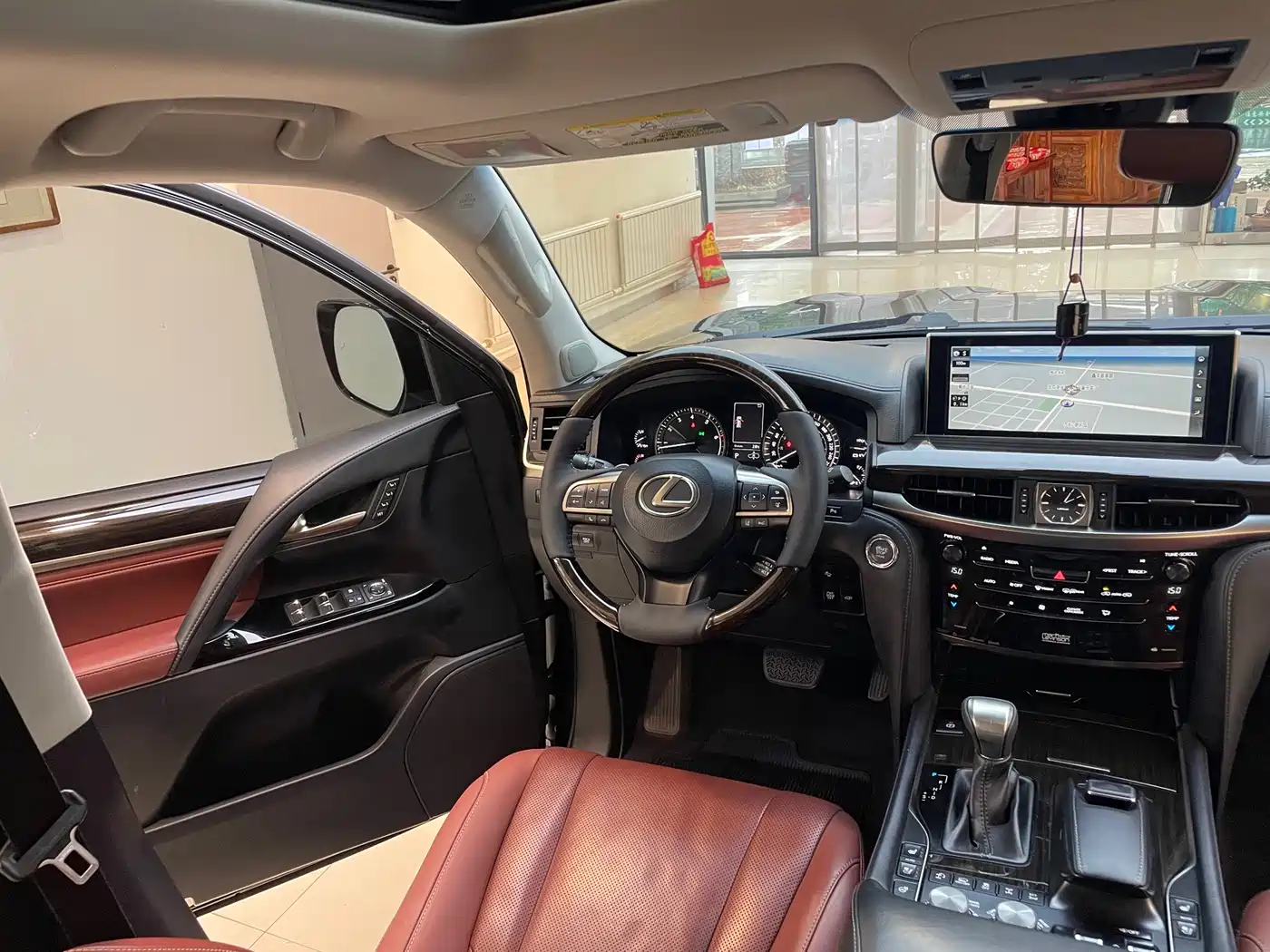 Фото 19 - Lexus LX