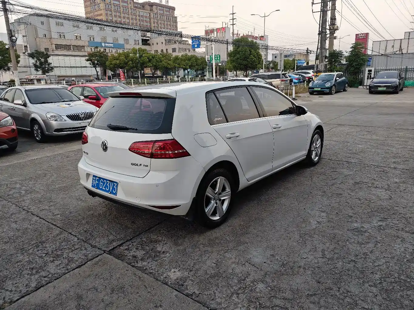Photo 5 - Volkswagen Golf