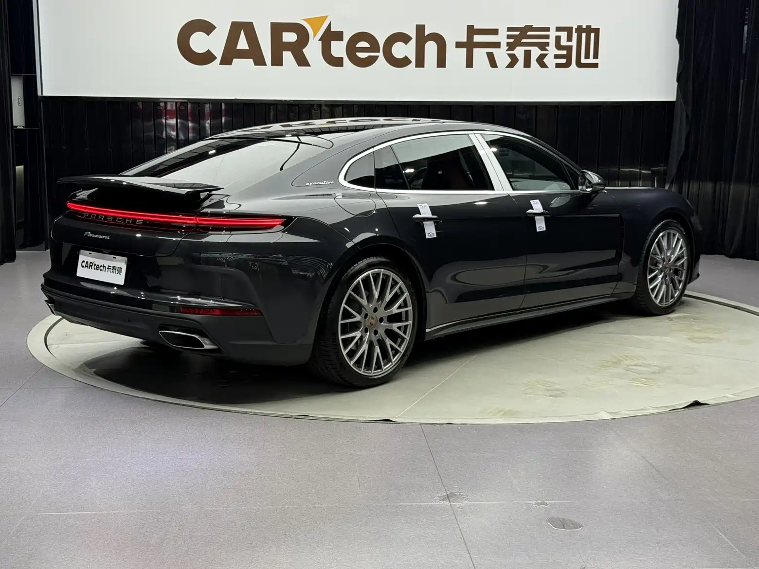 Photo 4 - Porsche Panamera