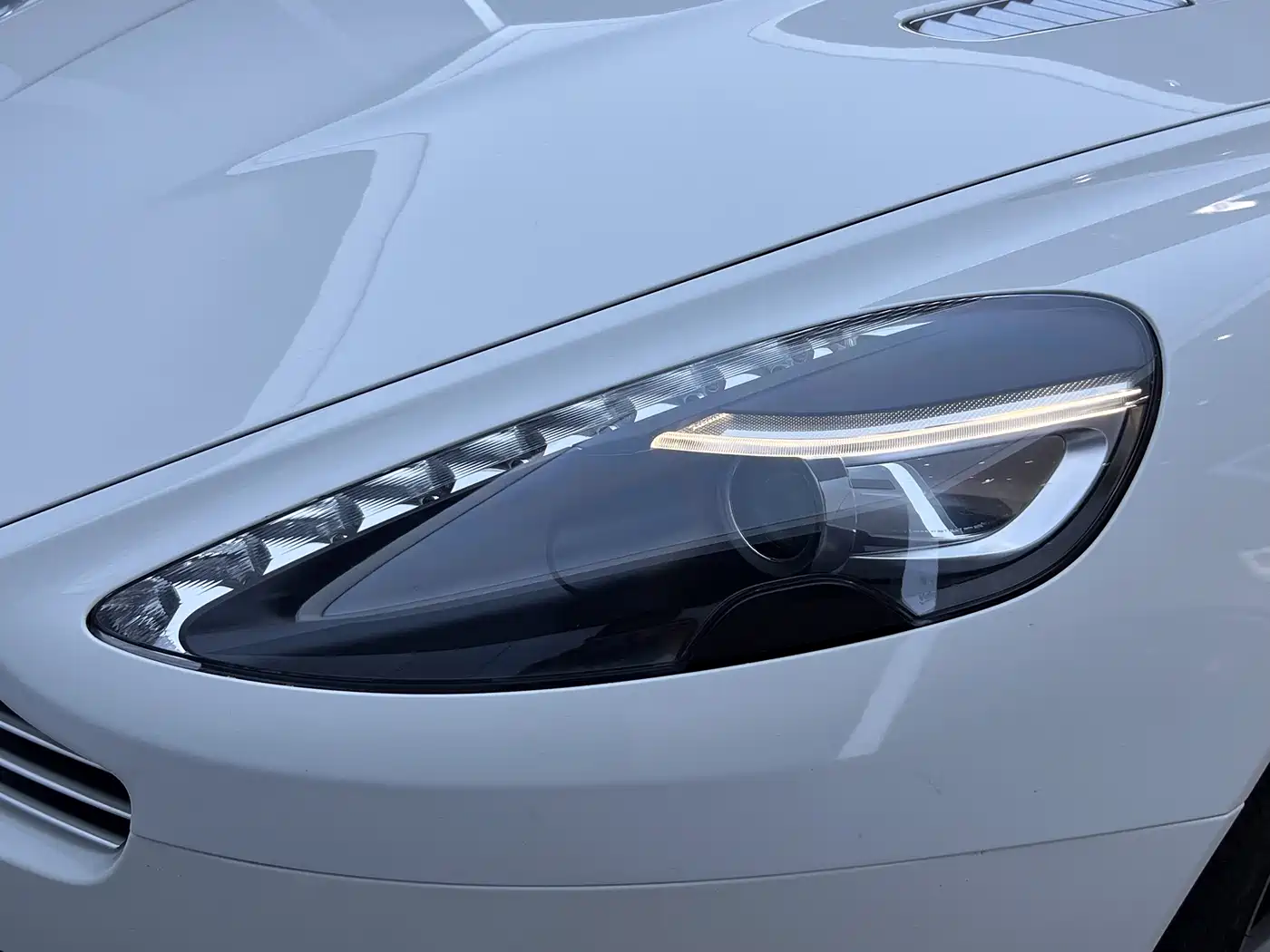 Aston Martin DB9 2013 6.0L Coupe фото 15