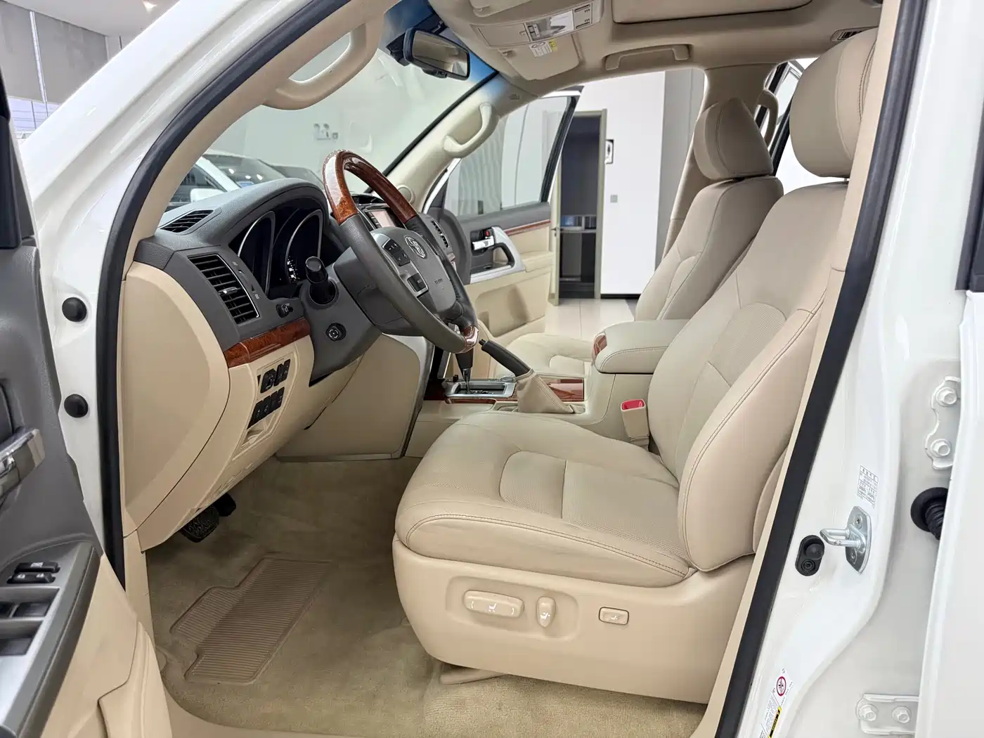 Toyota Land Cruiser 2012 4.6L Automatic VX-R фото 13