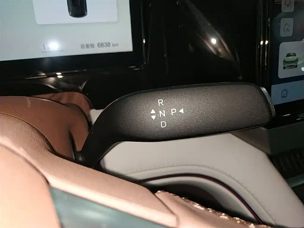 BYD Xia 2025 DM-i 1.5T 180km Surpass Edition фото 14