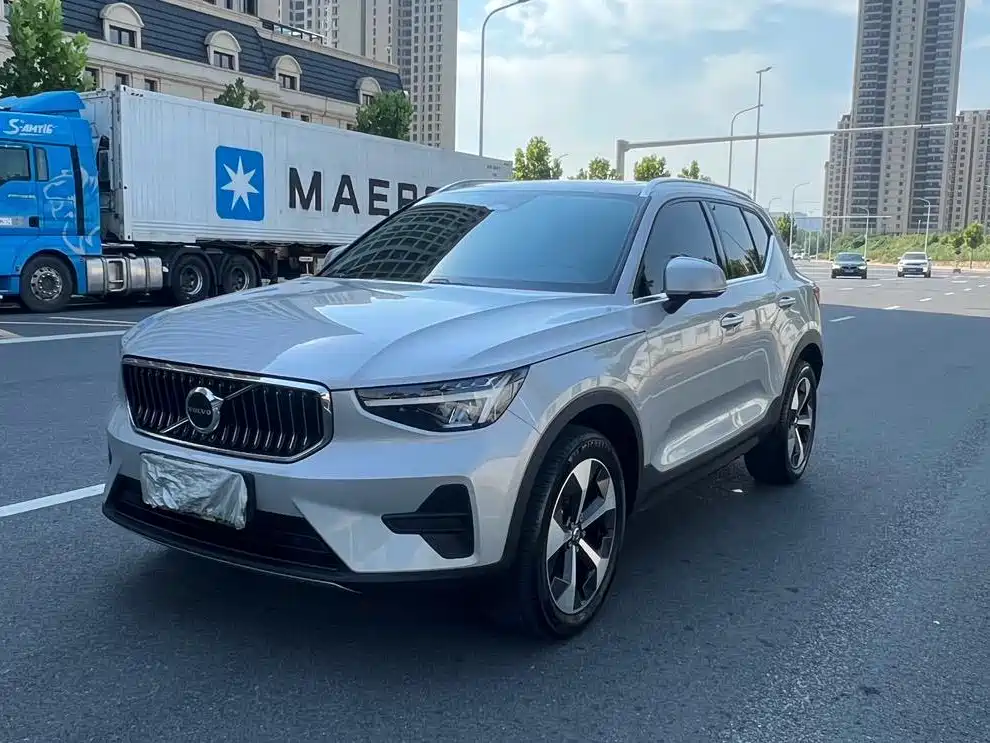 2025 Volvo XC40