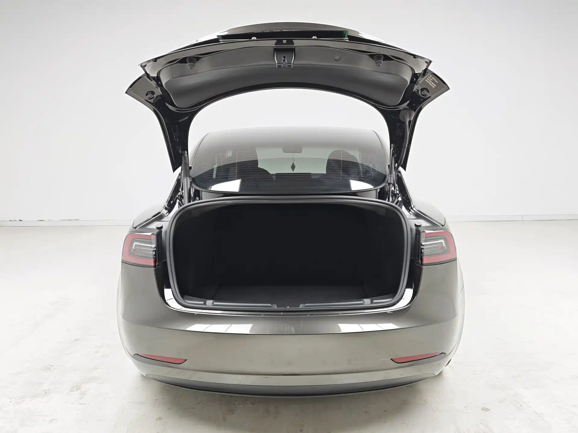 Фото 10 - Tesla Model 3