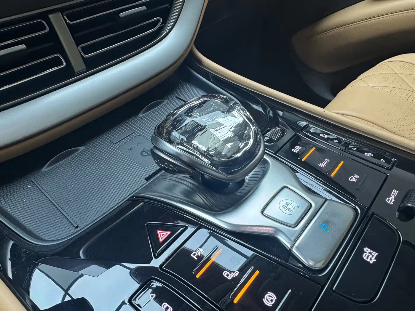 Denza D9 2024 DM-i 980 AWD Prestige фото 12