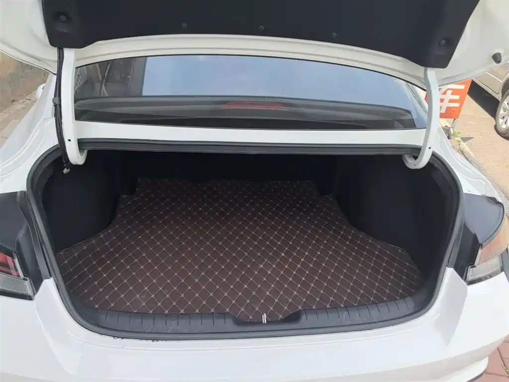 Hyundai Elantra 2021 1.5L CVT LUX Premium Edition фото 19