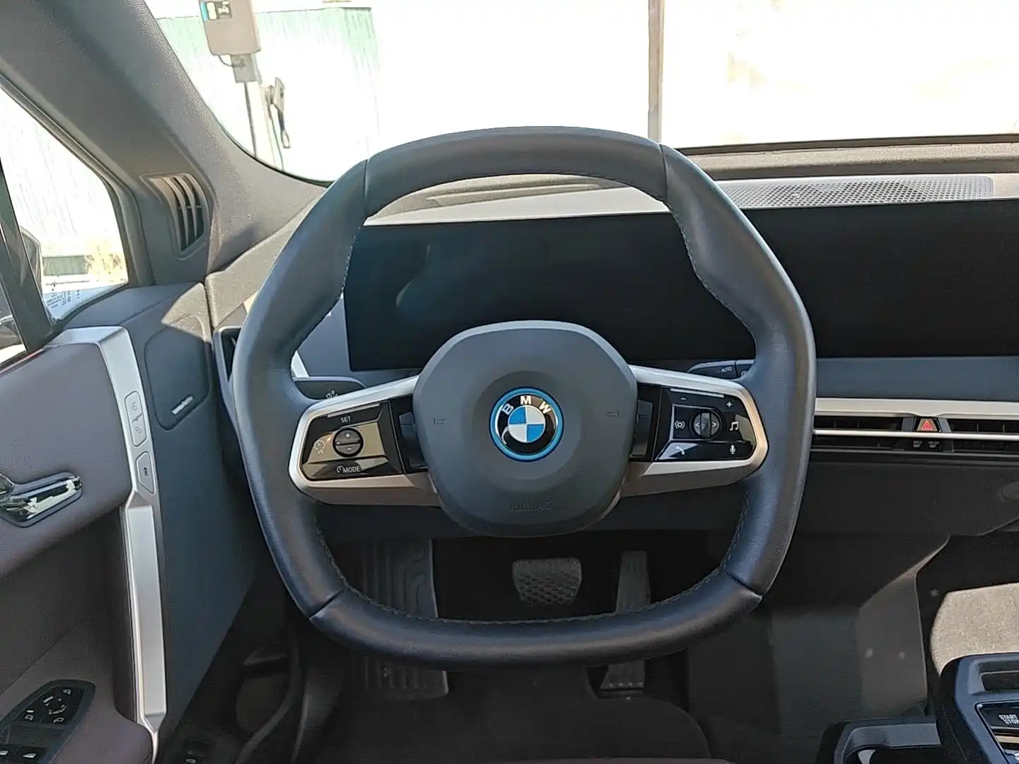 Фото 16 - BMW iX