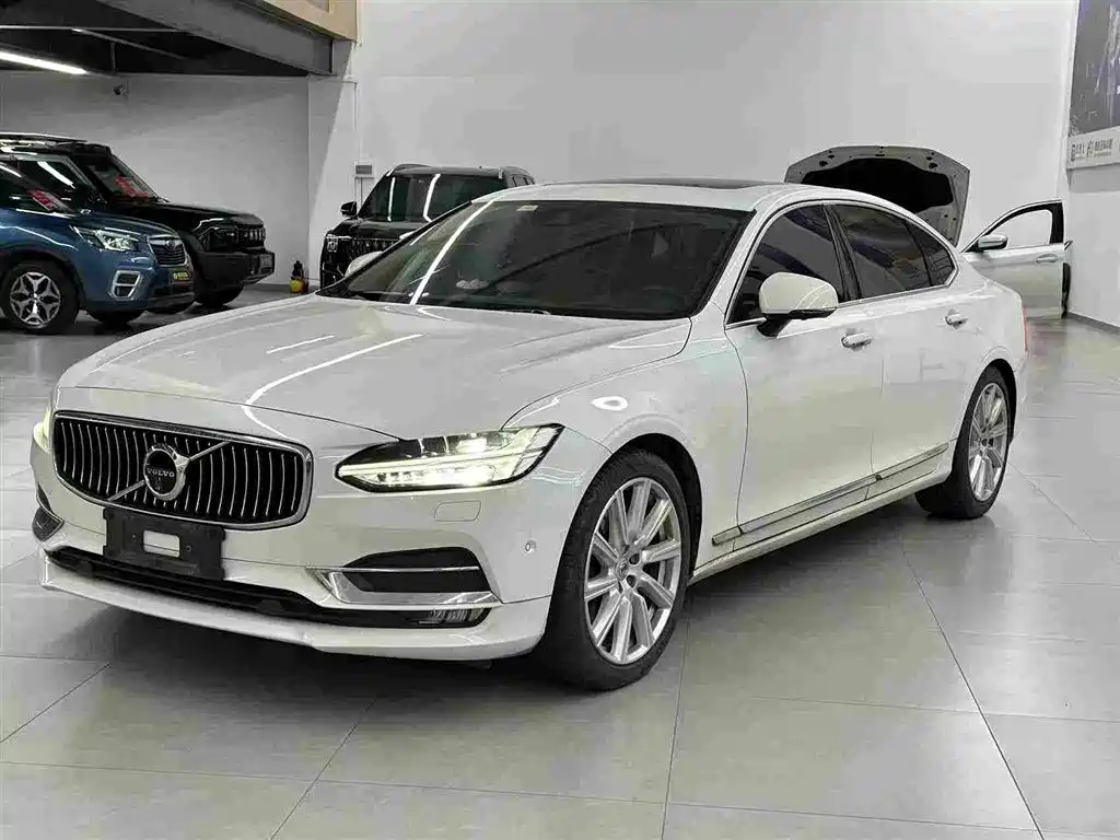 Фото 1 - Volvo S90