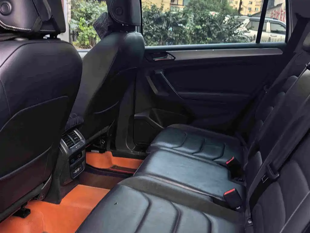 Photo 8 - Volkswagen Tiguan L