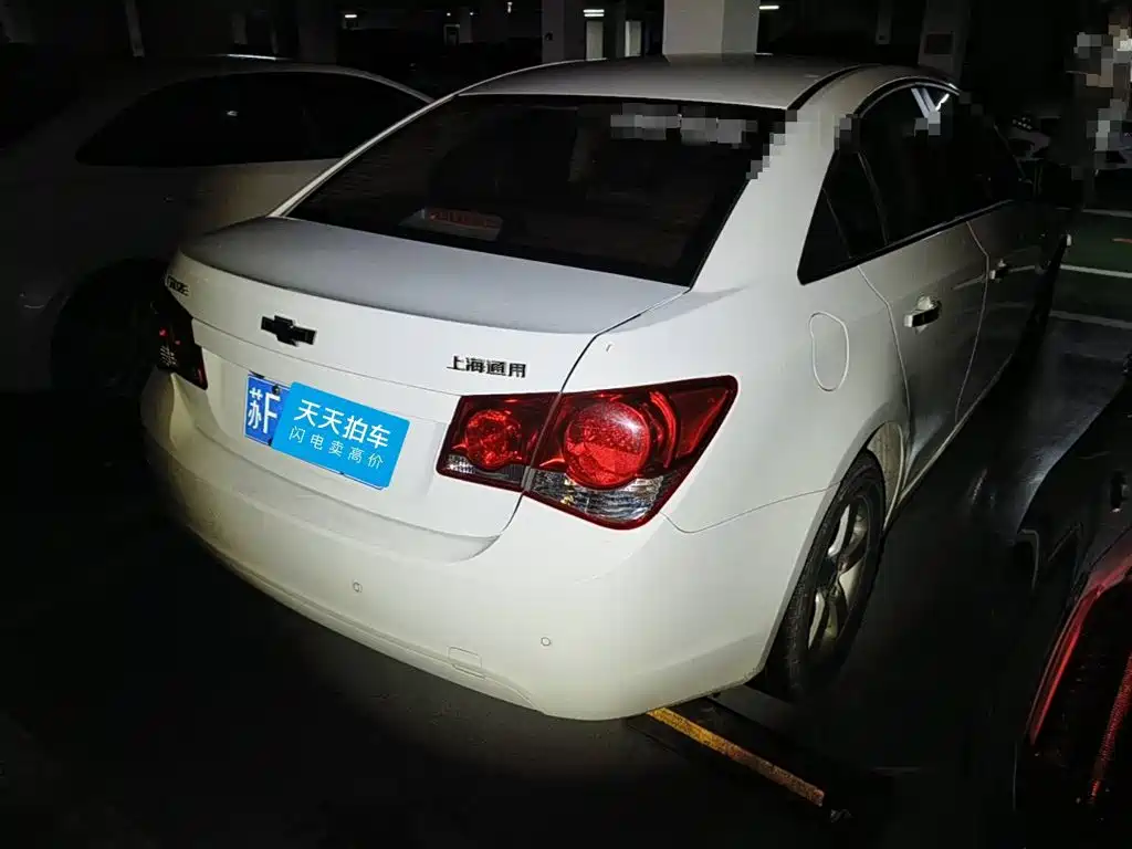 Photo 5 - Chevrolet Cruze