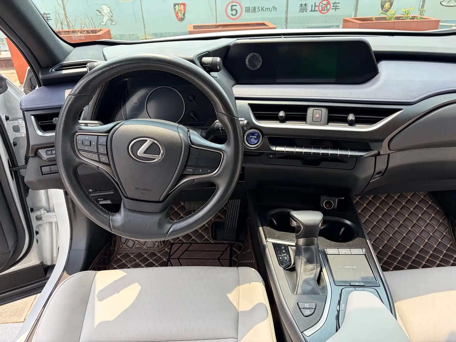 Фото 12 - Lexus UX