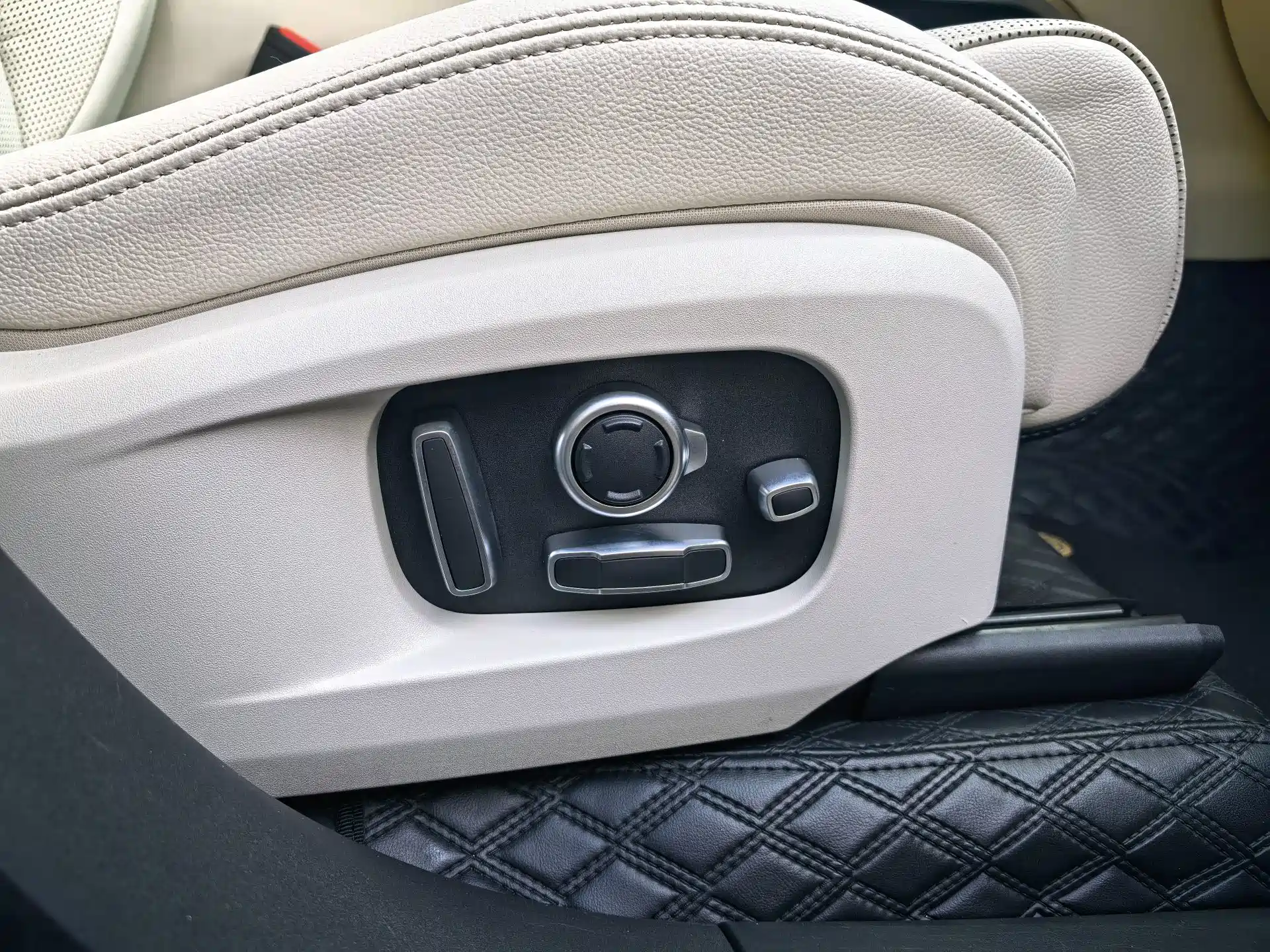 Photo 14 - Jaguar F-PACE