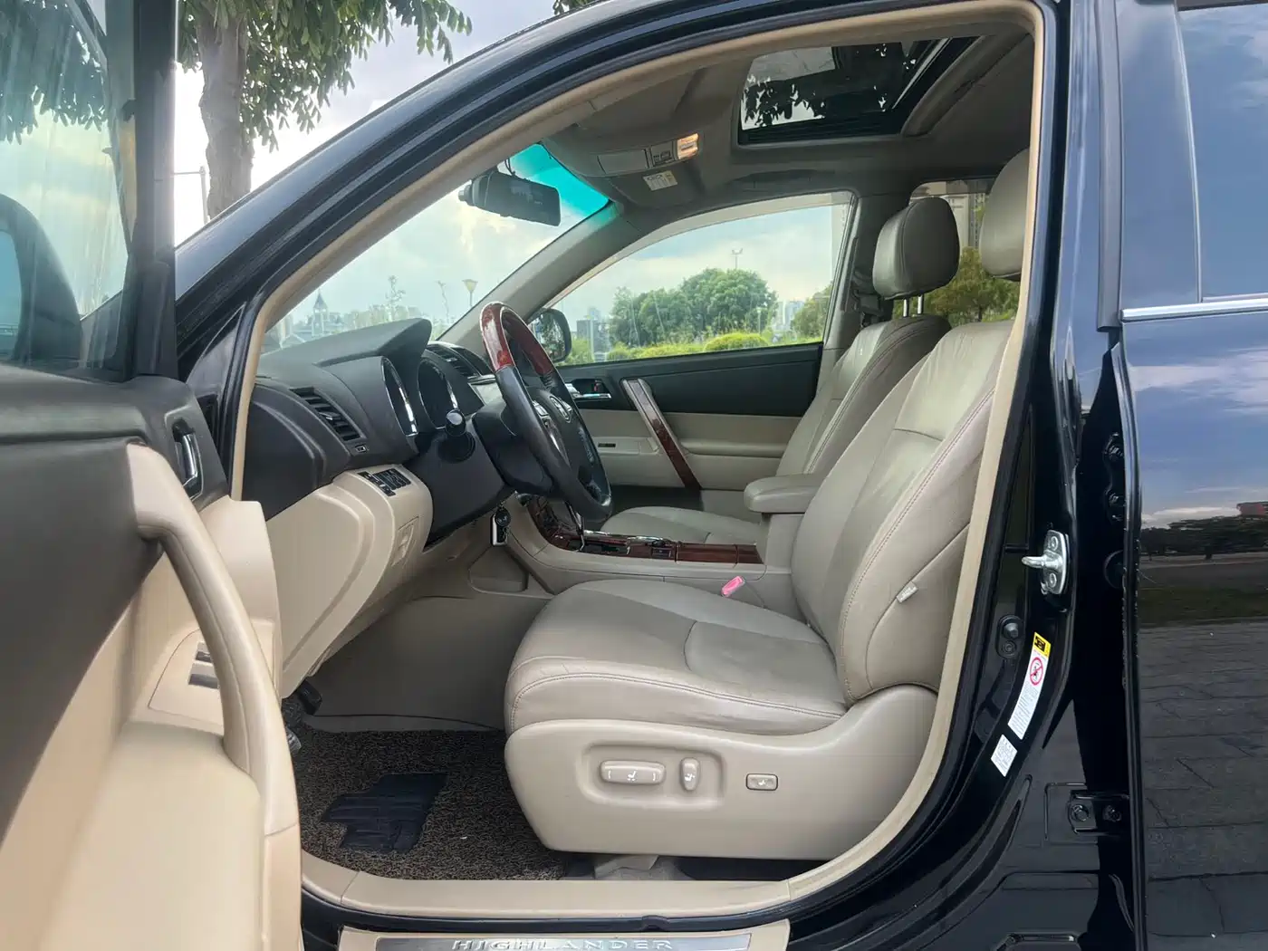 Toyota Highlander 2012 2.7L 2WD 7-Seater Luxury Edition фото 4