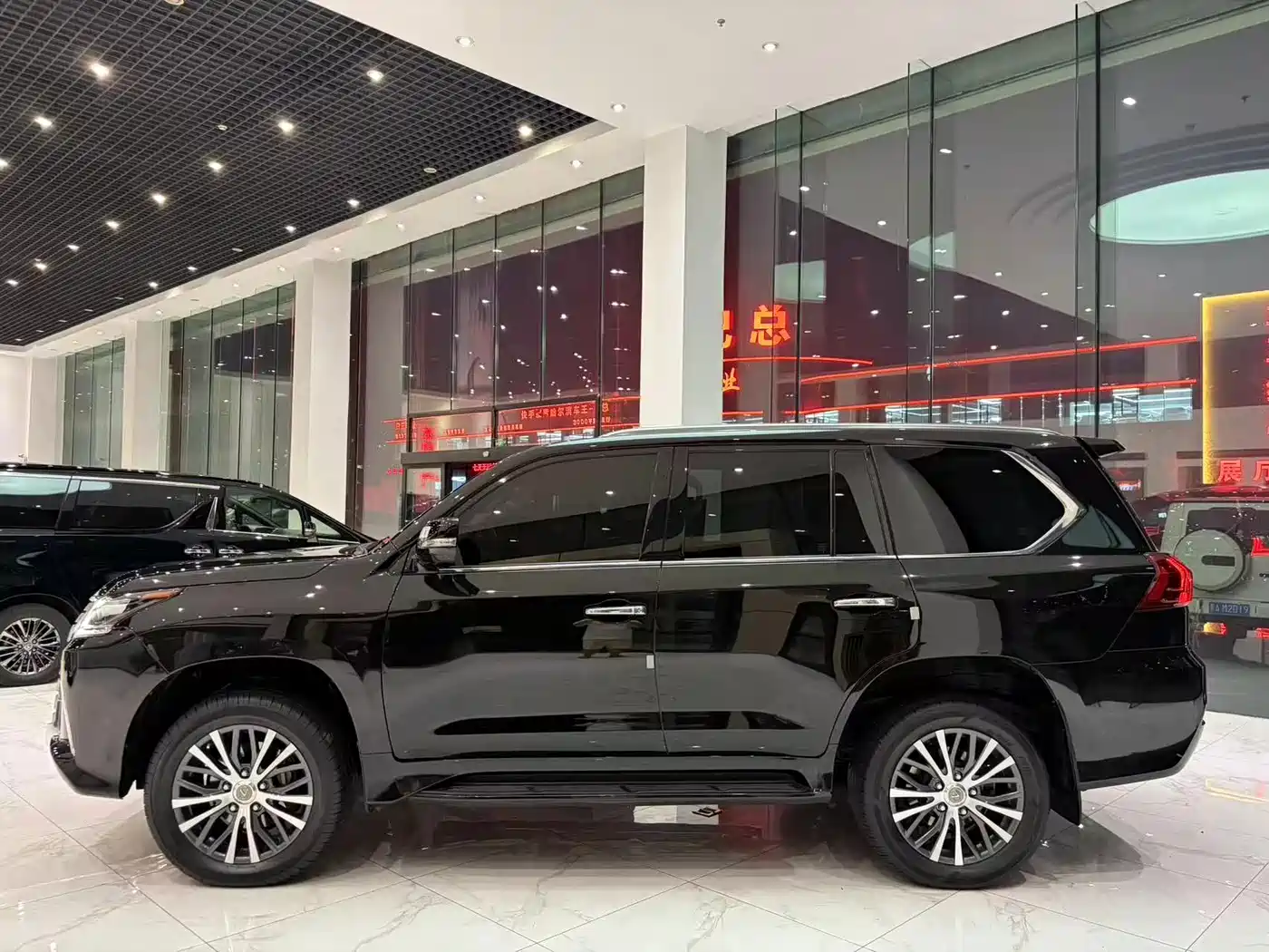 Фото 4 - Lexus LX