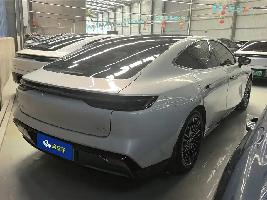 Geely Galaxy Galaxy E8 2025 575km Voyage Smart Drive Edition фото 3
