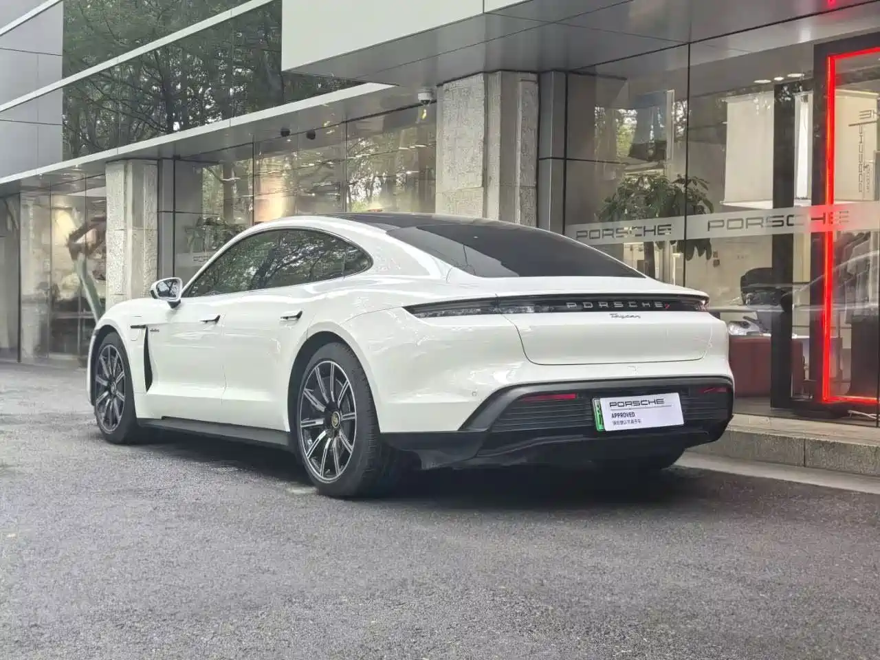 PORSCHE TAYCAN