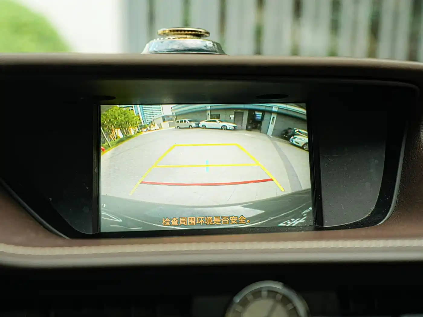 Photo 23 - Lexus ES