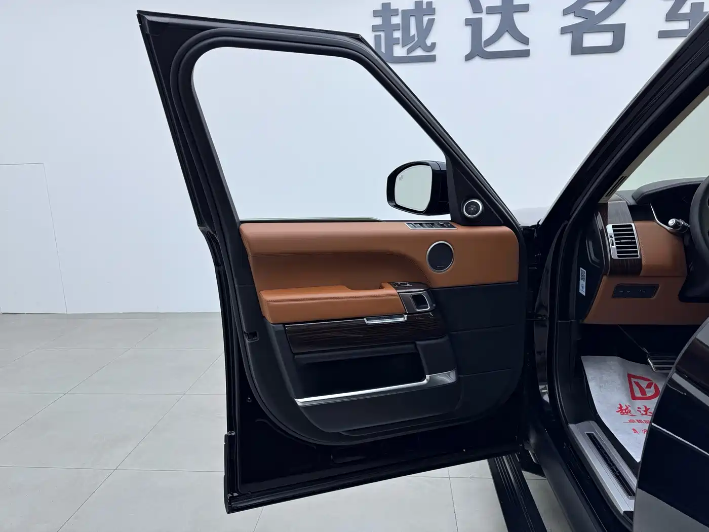 Photo 6 - Land Rover Range Rover