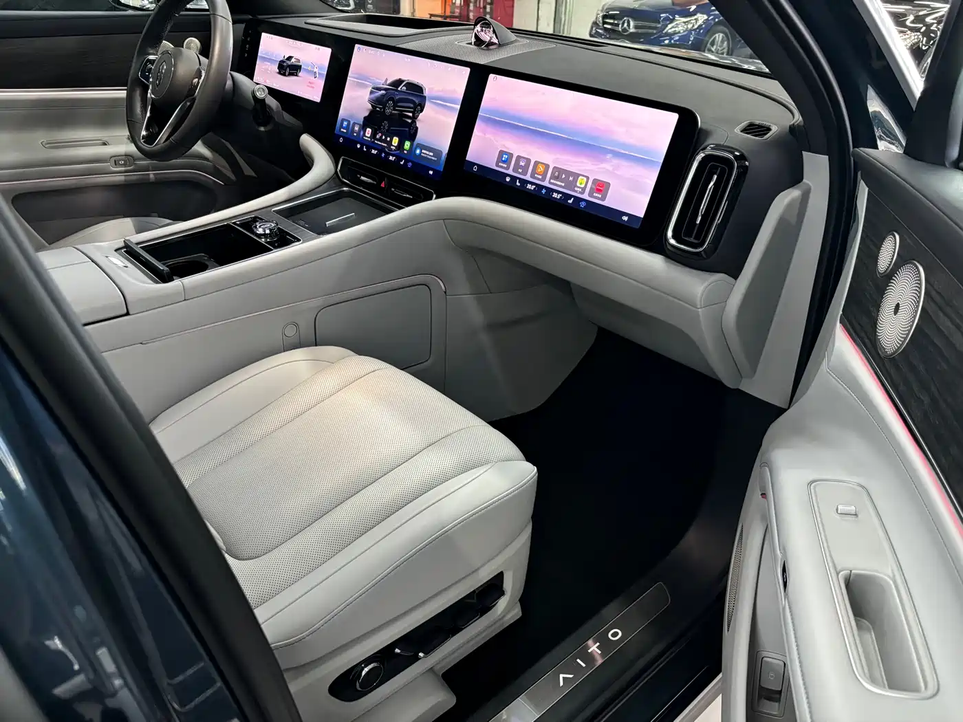 AITO Wenjie AITO M9 2024 Extended Range Ultra 42kWh 6-Seater фото 7