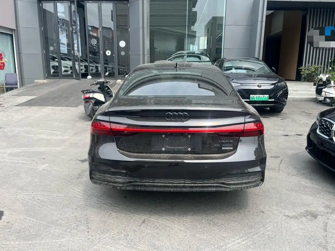 Фото 8 - Audi A7L
