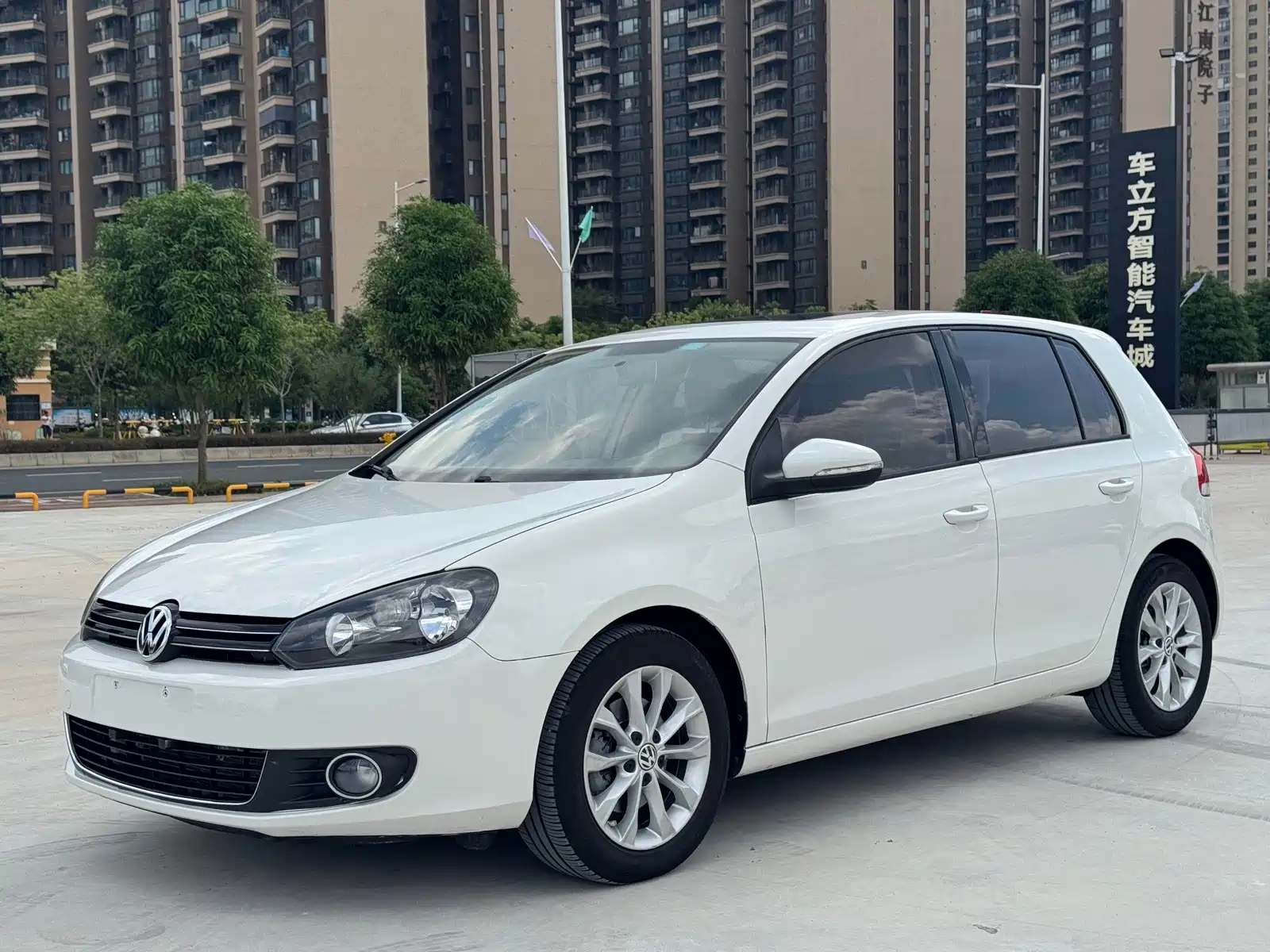 Фото 1 - Volkswagen Golf