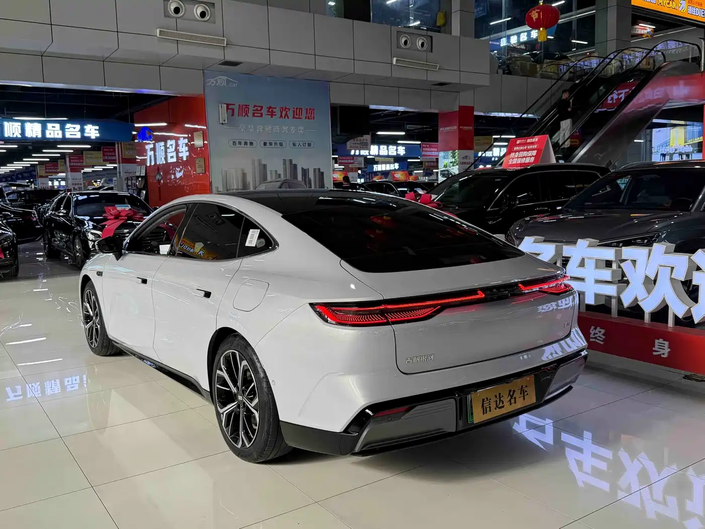 Geely Galaxy Galaxy E8 2025 700km Long Voyage Smart Drive Edition фото 21