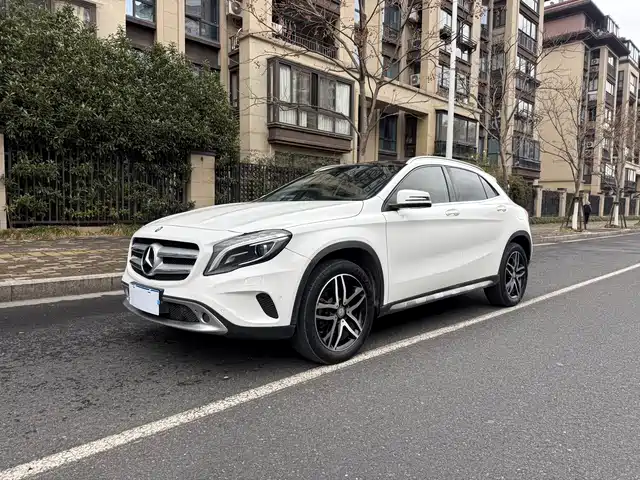 MERCEDES-BENZ GLA