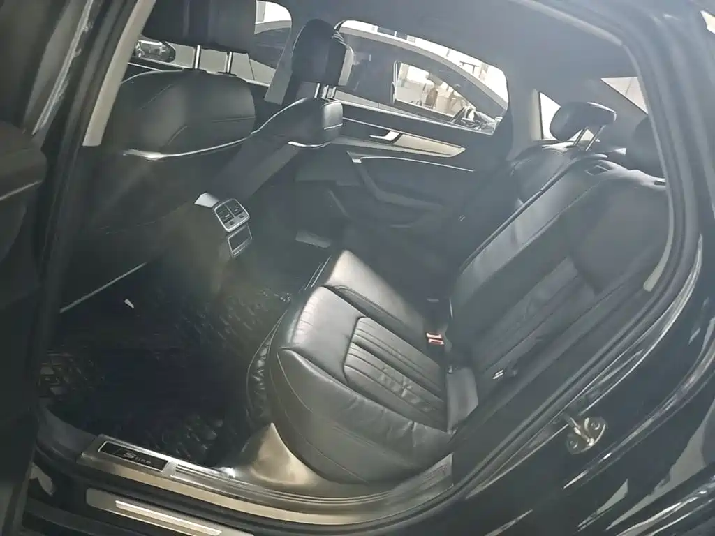 Фото 17 - Audi A6L